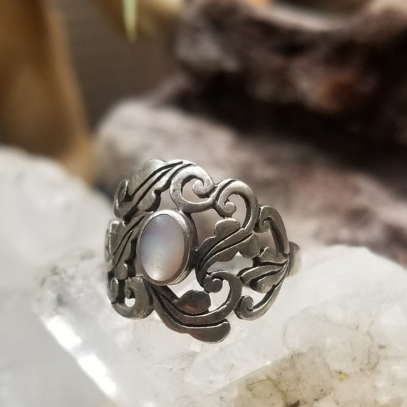 Mother of Pearl and Sterling Silver Ring - Picture 5 of 5
